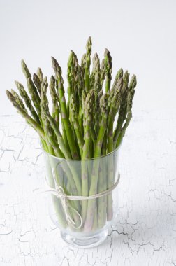 Bir sürü taze kuşkonmaz.