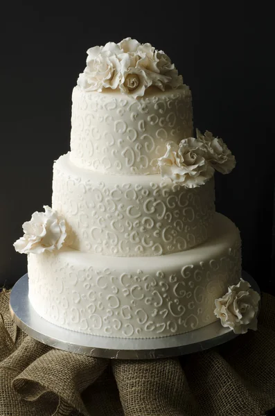 白い結婚式ケーキ — ストック写真