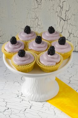 böğürtlen ile cupcakes