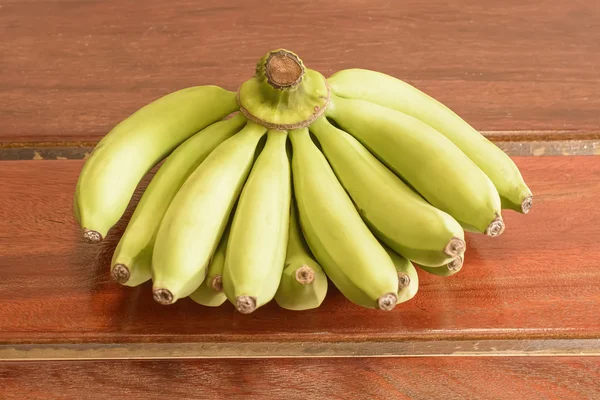 Банан на дереві — стокове фото