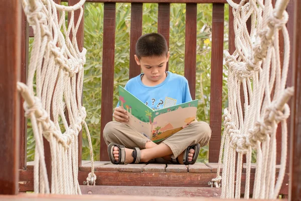 Çocuklar kitap okur.