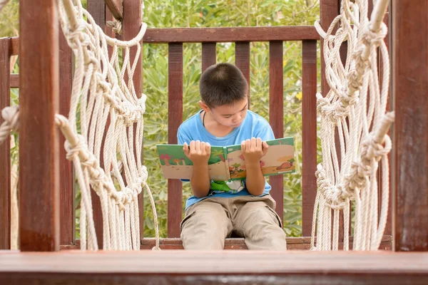 Дети читают книги — стоковое фото