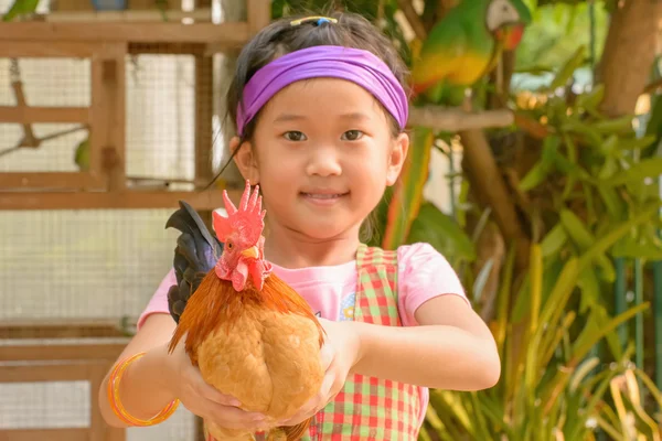 Dziewczyna złowionych kurczaka — Zdjęcie stockowe