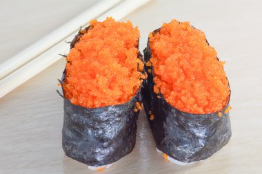 Suşi ahşap masa üzerinde