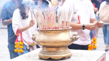 Budizm 'deki ibadet tütsüyle.