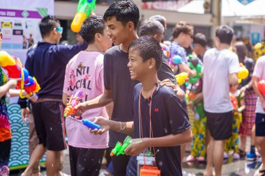 Siam Meydanı, Bangkok, Tayland - APR 13, 2019: Tayland Yeni Yıl kutlamalarına veya Songkran 'a katılan insanların kısa eylemi.