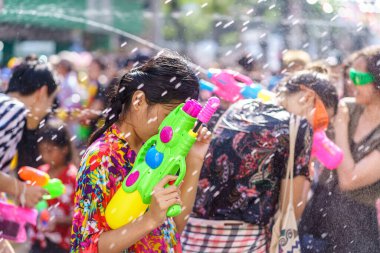 Siam Meydanı, Bangkok, Tayland - APR 13, 2019: Tayland Yeni Yıl kutlamalarına veya Songkran 'a katılan insanların kısa eylemi.