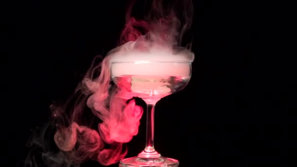 玻璃杯里干冰的抽象红烟 — 图库视频影像
