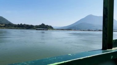 Mekong Nehri 'nin atmosferi tekneden görünüyor..