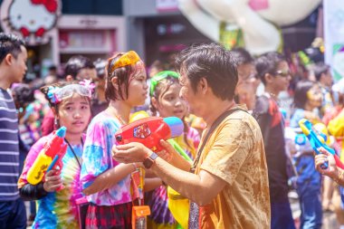 Siam Meydanı, Bangkok, Tayland - APR 13, 2019: Tayland Yeni Yıl kutlamalarına veya Songkran 'a katılan insanların kısa eylemi.