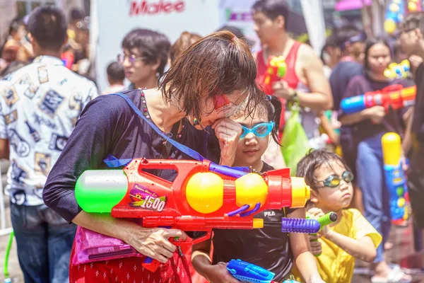 Apr 2019 사람들의 행동은 광장에서의 태국어 기념행사나 행사에 — 스톡 사진