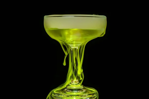 玻璃杯里的干冰构成的抽象的黄色烟雾 — 图库照片