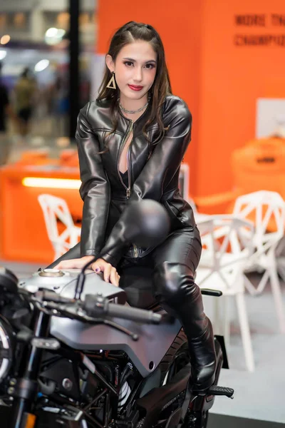 Nonthaburi Thailand Mar 2021 Niet Geïdentificeerd Model Poseert Met Een — Stockfoto