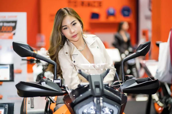 Nonthaburi Thailand Mar 2021 Niet Geïdentificeerd Model Poseert Met Een — Stockfoto