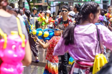 Siam Meydanı, Bangkok, Tayland - APR 13, 2019: Tayland Yeni Yıl kutlamalarına veya Songkran 'a katılan insanların kısa eylemi.