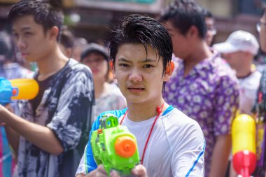Siam Meydanı, Bangkok, Tayland - APR 13, 2019: Tayland Yeni Yıl kutlamalarına veya Songkran 'a katılan insanların kısa eylemi.