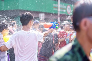 Siam Meydanı, Bangkok, Tayland - APR 13, 2019: Tayland Yeni Yıl kutlamalarına veya Songkran 'a katılan insanların kısa eylemi.