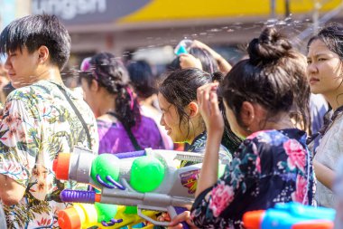 Siam Meydanı, Bangkok, Tayland - APR 13, 2019: Tayland Yeni Yıl kutlamalarına veya Songkran 'a katılan insanların kısa eylemi.