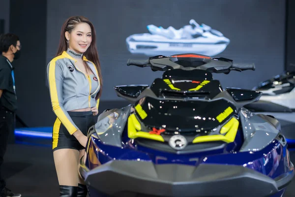 Nonthaburi Thailand Mar 2021 Oidentifierad Modell Poserar Med Bil 42Th — Stockfoto