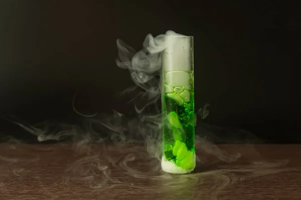 Száraz Jég Reakcióba Lép Zöld Vízzel Hogy Füstöt Termeljen — Stock Fotó