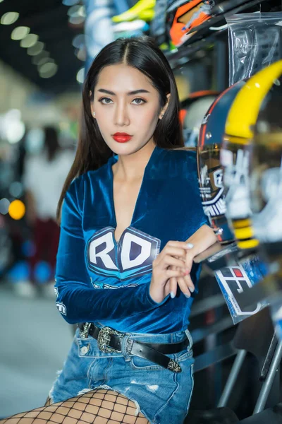 Nonthaburi Thailand Dec 2020 Niet Geïdentificeerd Model Poseert Met Een — Stockfoto