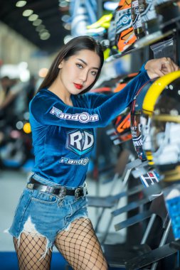 Nonthaburi, Tayland - DEC 12, 2020: Tanımlanamayan model IMPACT Arena, Muang Thong Thani, Nonthaburi, Tayland 'da 37..