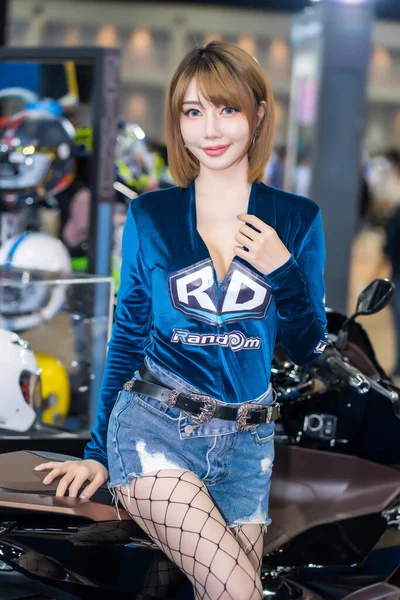 Nonthaburi Thailand Mar 2021 Niet Geïdentificeerd Model Poseert Met Een — Stockfoto