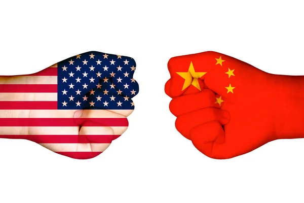 주먹을 중국의 플래그들은 우리와 중국의 개념에 고립되어 — 스톡 사진