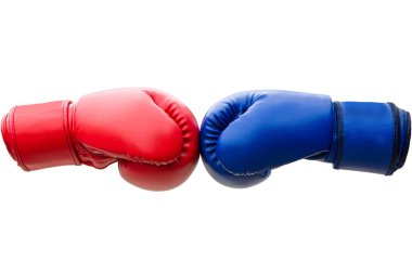 Kırmızı ve mavi eldivenler beyaz zemin üzerinde izole edildi.