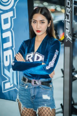 Nonthaburi, Tayland - DEC 12, 2020: Tanımlanamayan model IMPACT Arena, Muang Thong Thani, Nonthaburi, Tayland 'da 37..