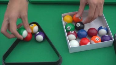 Bilardo toplarını seriyorum. Bilardo oyuncusu (bilardo) çocuklar için küçük.