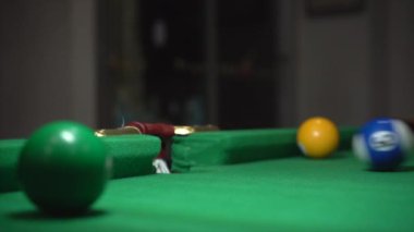 Bilardo oynuyorum. Bilardo oyuncusu (bilardo) çocuklar için küçük.