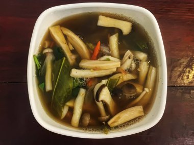 Tahta bir masada Tayland mantarı çorbası.