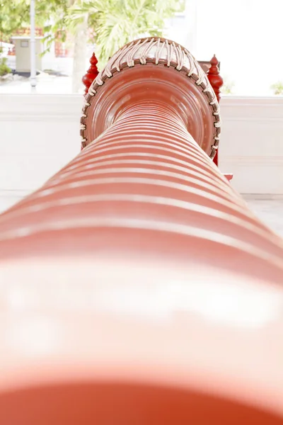 Grand tambour étroit de 5,32 mètres dans le temple de marbre ou Wat Benchamabophit Dusitvanaram à Bangkok, Thaïlande — Photo