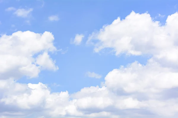 De hemel is blauw haar opruimen en het weer is prima. — Stockfoto