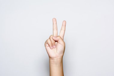 Oğlum iki kadar el üstünde parmak