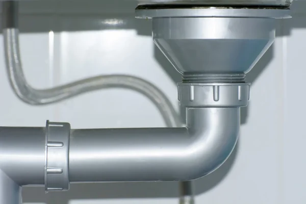 Lavabonun altında su borusu