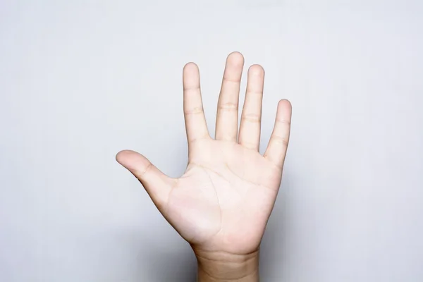 Menina cinco dedos para cima na mão — Fotografia de Stock