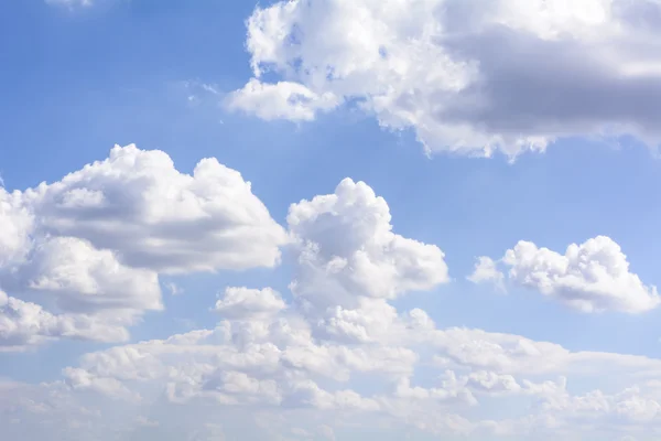 Blauwe bewolkte hemel. — Stockfoto