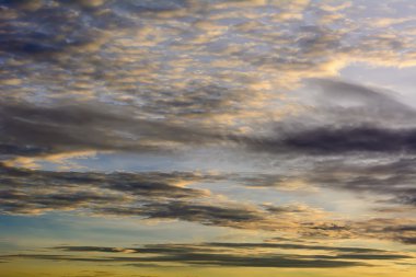 Altın gökyüzü ve bulutlar