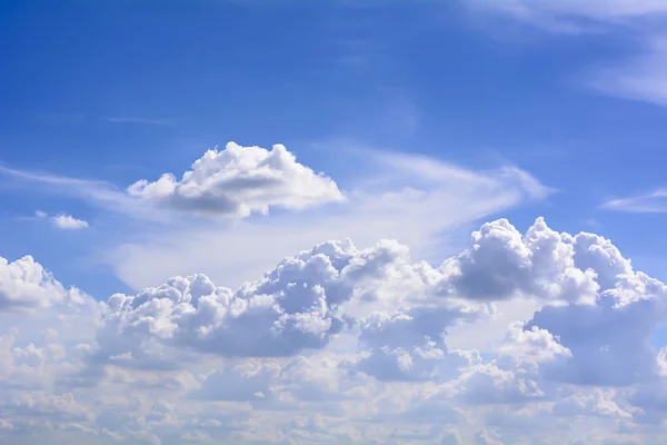 Céu azul nublado . — Fotografia de Stock