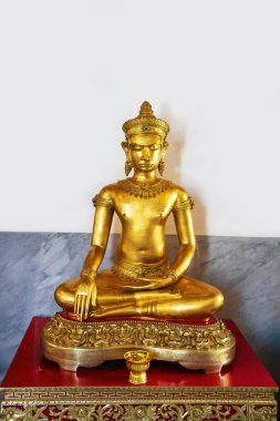 Güzel altın koltuklu Buda heykeli Wat Chana Songkhram, Bangkok 'ta kırmızı ve altın bir kaide üzerinde..