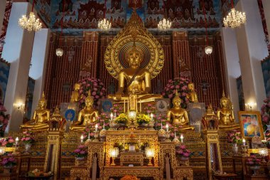 Wat Chana Songkhram, Bangkok 'ta Pembe çiçeklerle süslenmiş karmaşık altın Buda sunağı..