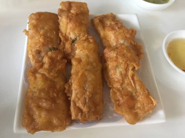 Bir tabak altın sarısı, yağda kızartılmış börek ya da soslu soya peynirli böreği..