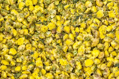 Çin bitkisel çayı yapmak için kurutulmuş sarı kasımpatı çiçeğinin arkaplan dokusu.