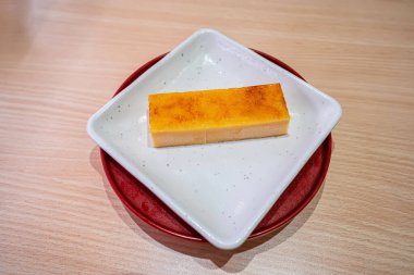 Japon usulü yumurta omleti ya da Tamagoyaki, beyaz tabakta servis edilir..
