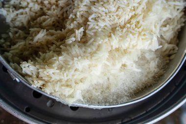 Yumuşak, pişmiş, alüminyum kapta yasemin pilavı..