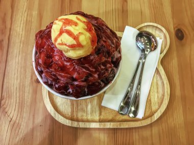 Bir kase çilekli Bingsu soslu buzlu ve vanilyalı dondurma..