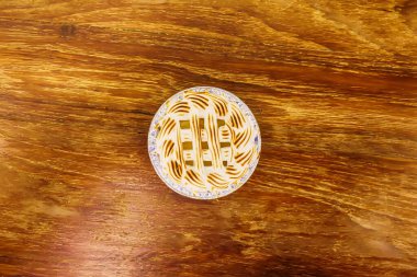 Küçük yuvarlak hindistan cevizli turta ya da ahşap bir masada örülü hamur kabuğu olan turta..