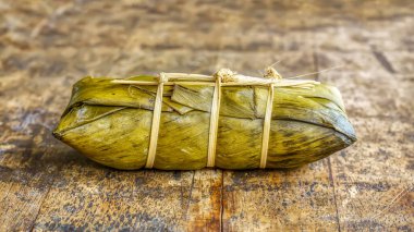 Geleneksel Tayland tatlısı Khao Tom Mat ya da muz yaprağına sarılı yapışkan pirinç.